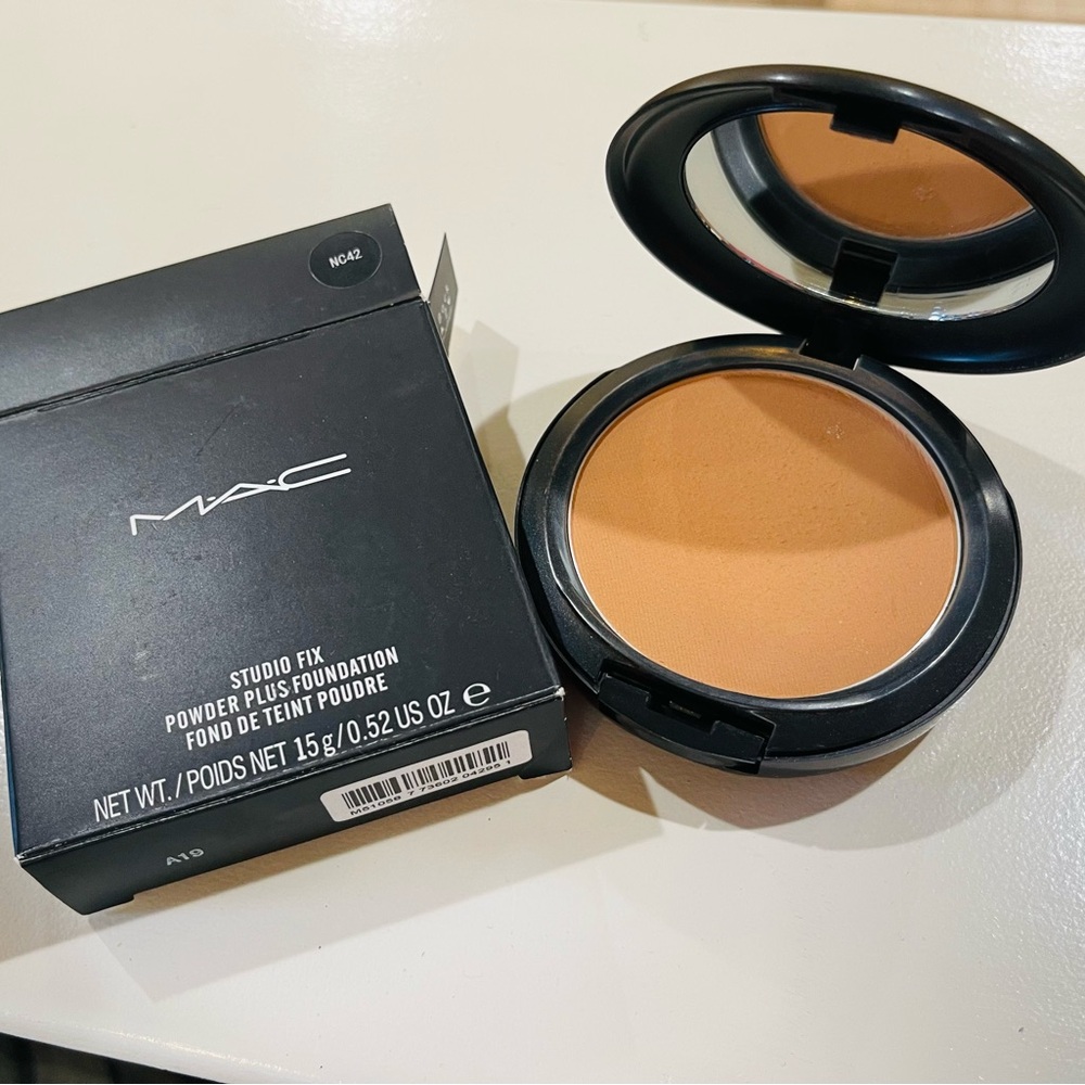 NIB - MAC COSMETICS - Studio fix powder plus foundation.